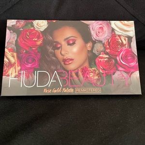 Huda Beauty eyeshadow palette
